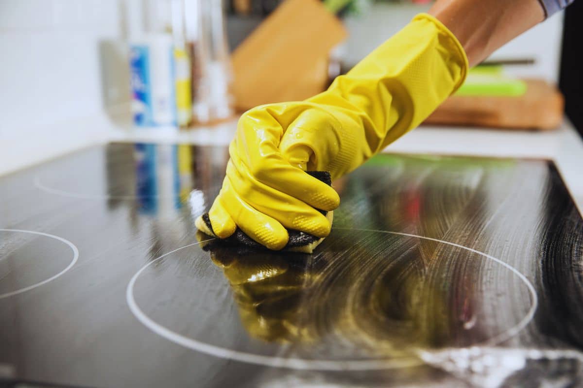 Nettoyer une plaque à induction : les méthodes efficaces